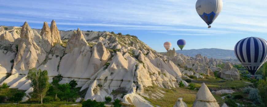 Cappadocia travel guide 2026 — hot air balloons over Göreme, fairy chimneys and cave hotels